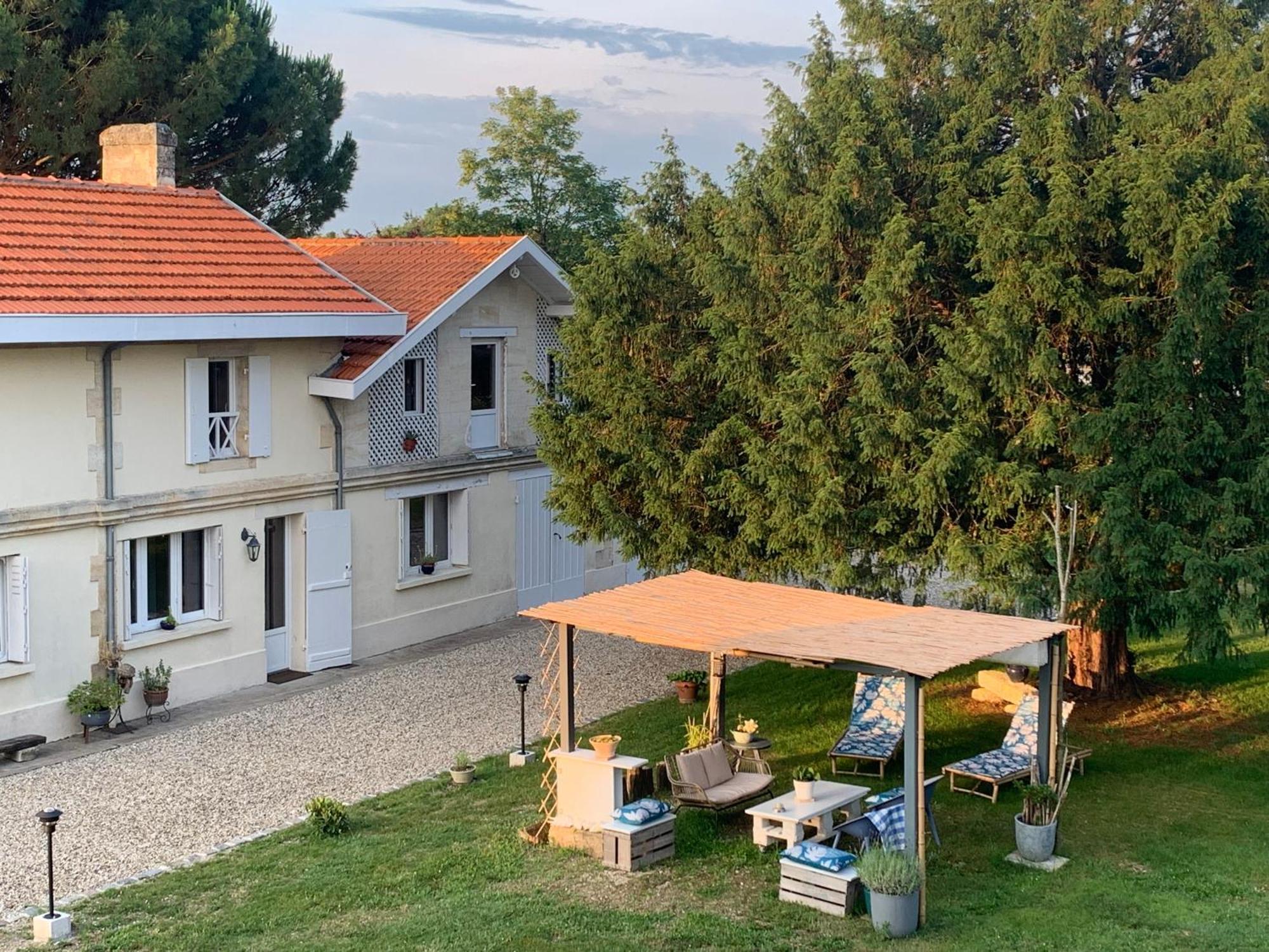 Ambares-et-Lagrave Batisse En Pierre XVII Siecle 115 M² Avec Terrasse 빌라 외부 사진